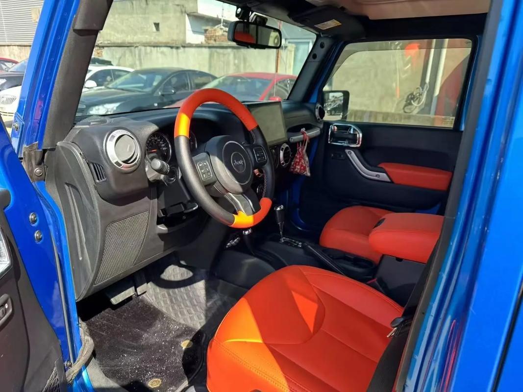 常言说欲速则不达。我开牧马人第一次玩沙就吃了亏。速度太快直接扎进沙里。后来才知道