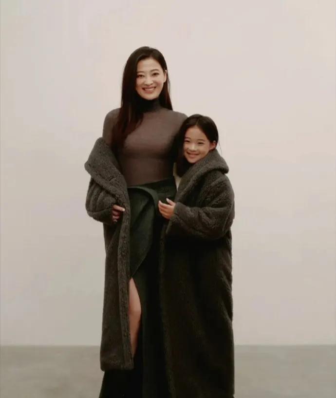 演了那么多母亲的角色，梅婷只希望能演好当下真正的母亲，女儿以她为傲，她为女儿遮风