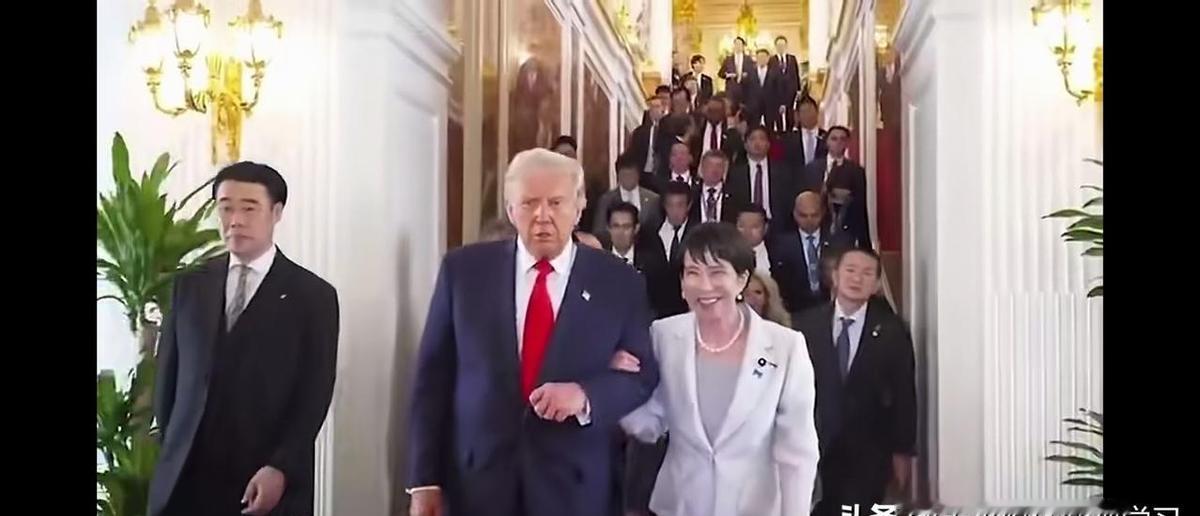 照片里那一下搂抱，比多少外交辞令都说明白了——日本的腰，早被美军基地压弯了。
5