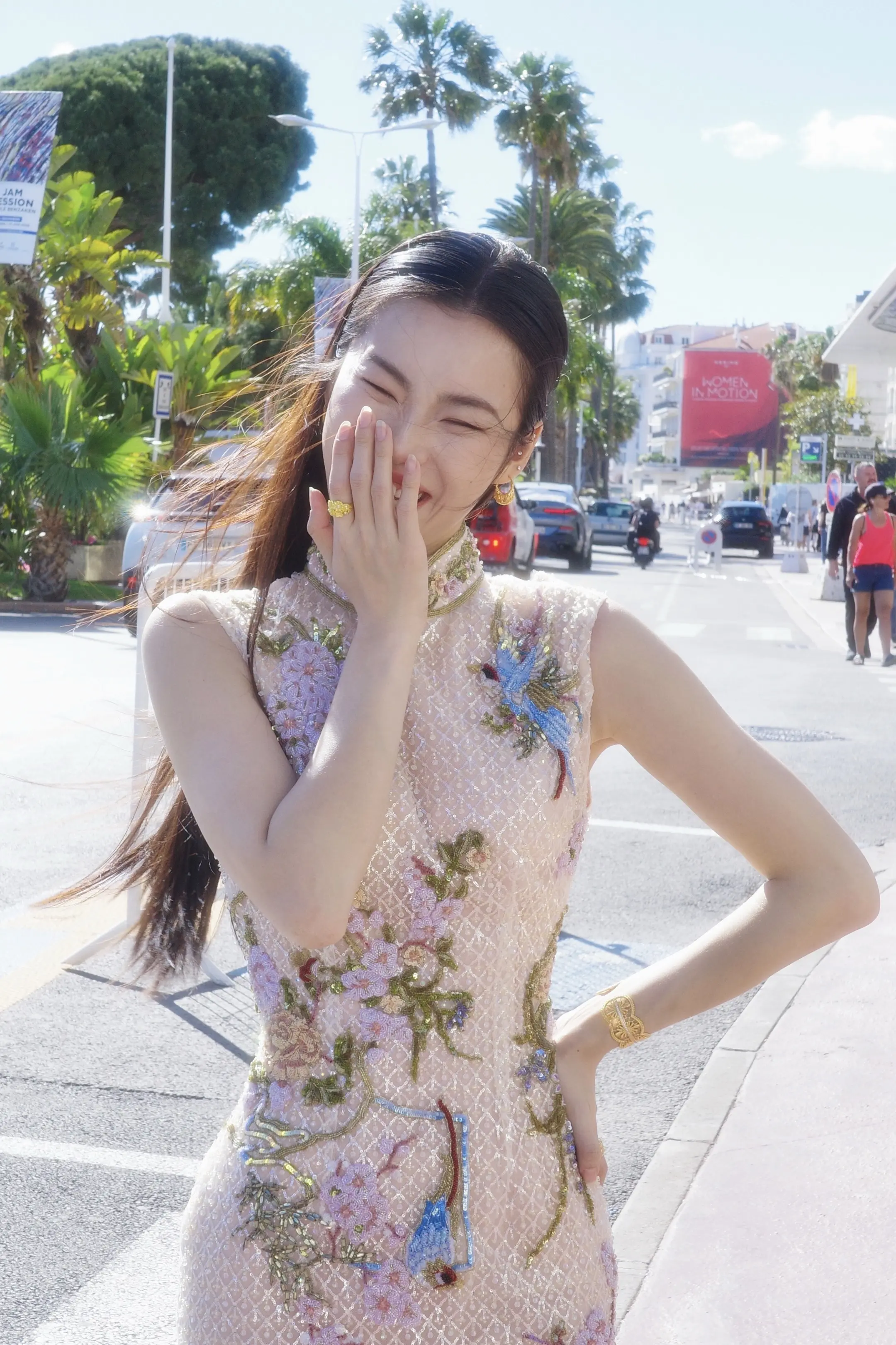 那位在法国街头穿旗袍的中国女人。