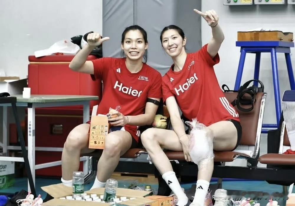 幸福姐妹花！庄宇珊终于是等来了她的小吴姐[流泪][流泪]还记得世界女排联赛南京站