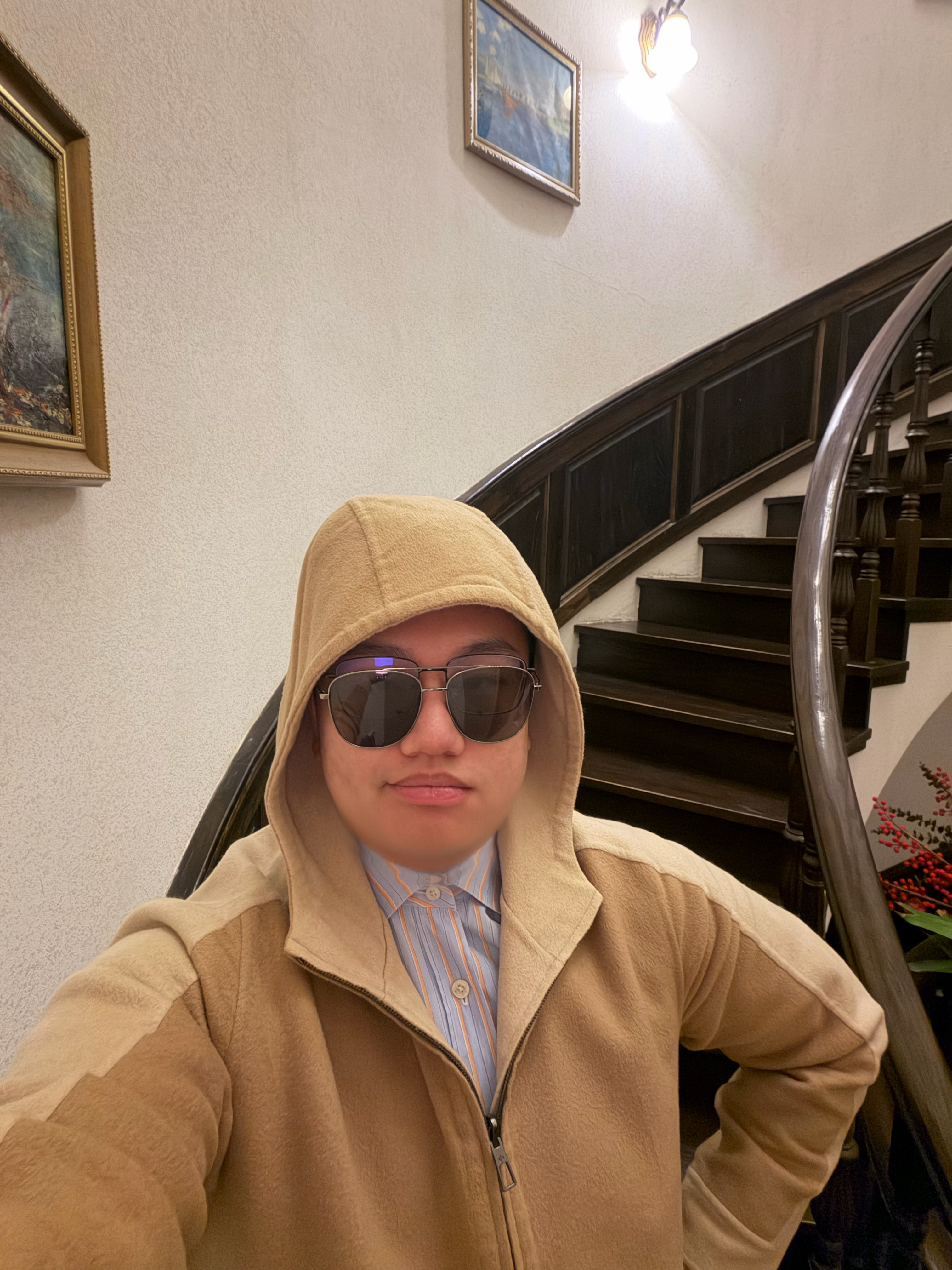 明天就要去看法拉利F80了不知道穿什么衣服了，想喜庆一点。因为我即将成为见过法拉