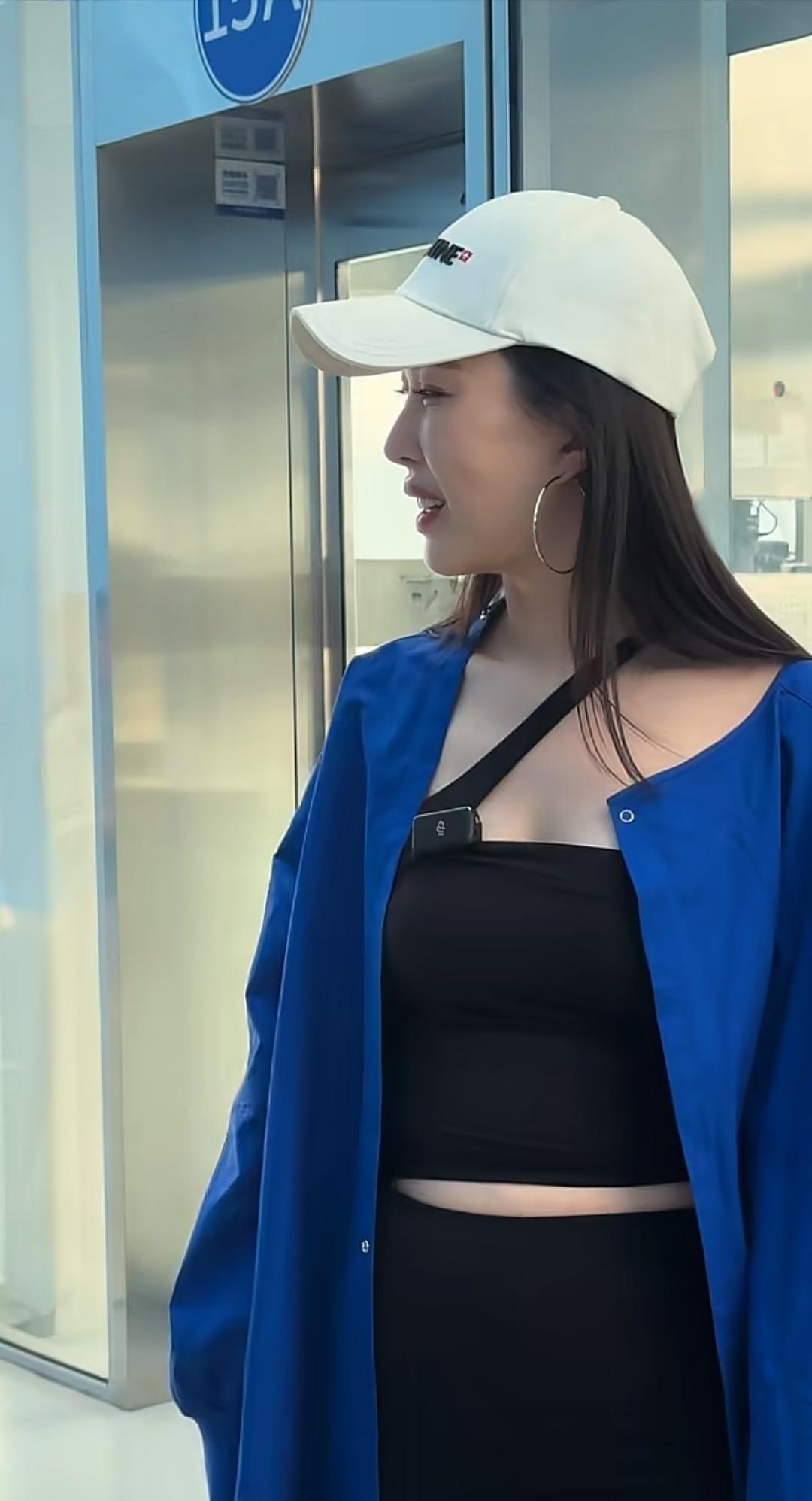 赛场后台，田朴珺抬手给王石整理头上的紫色发带。年过七旬的王石站着不动，像个听话的