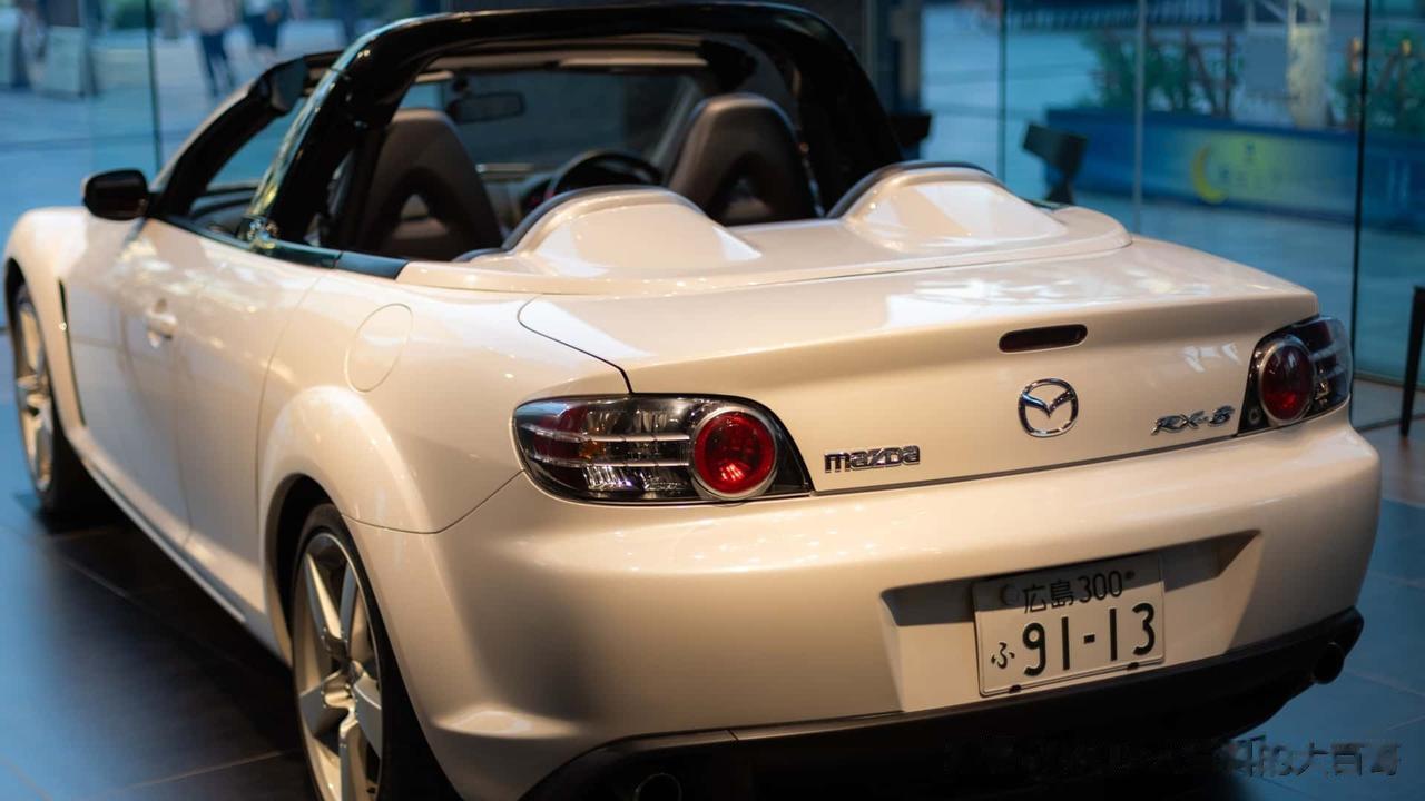 马自达在大阪的马自达空间展示了全球唯一的一台RX-8敞篷版，这台车唯一亮相是在2