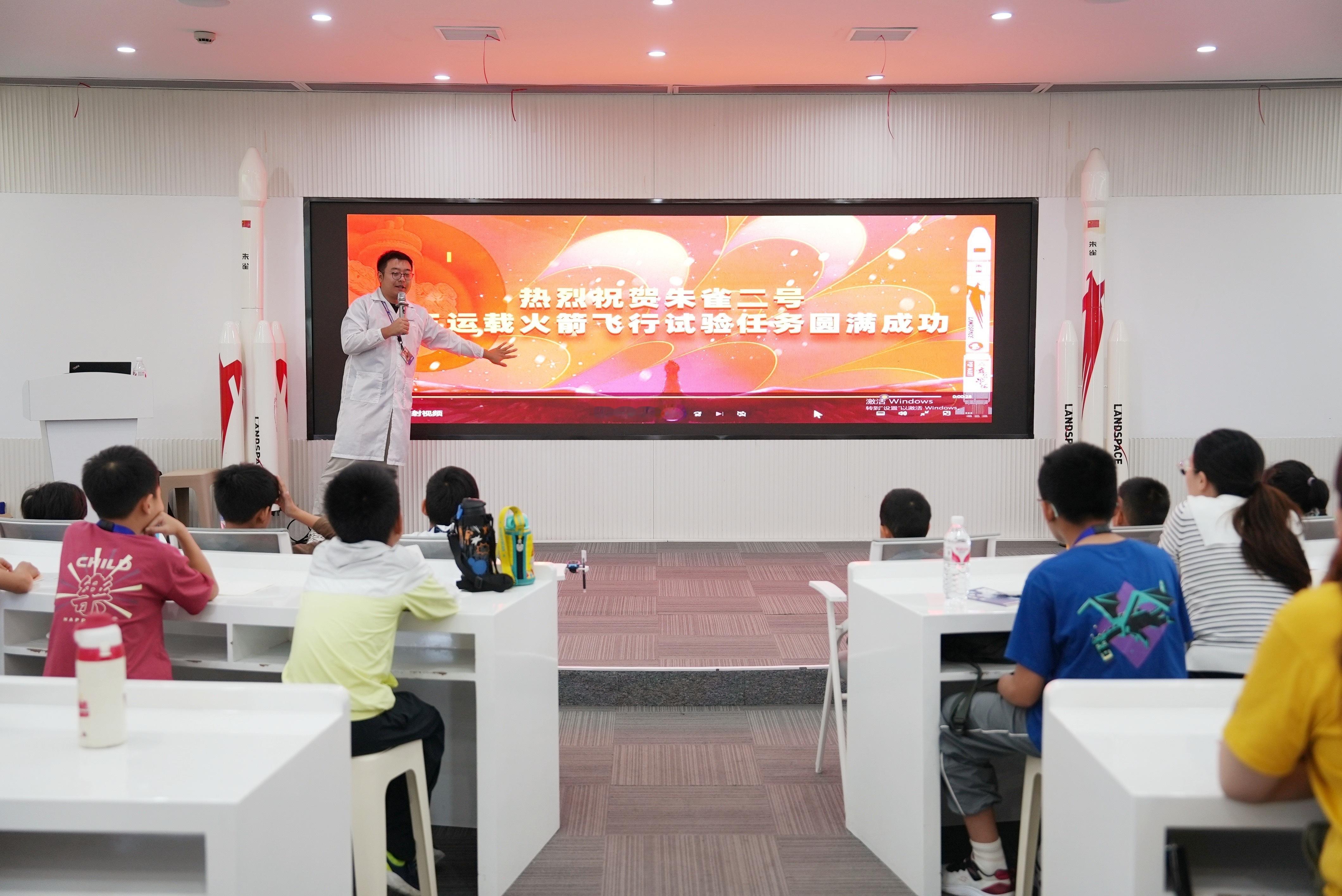 蓝箭航天嘉兴智能制造基地科普研学报告厅里还摆放着曾经规划过的朱雀二号乙、朱雀二号
