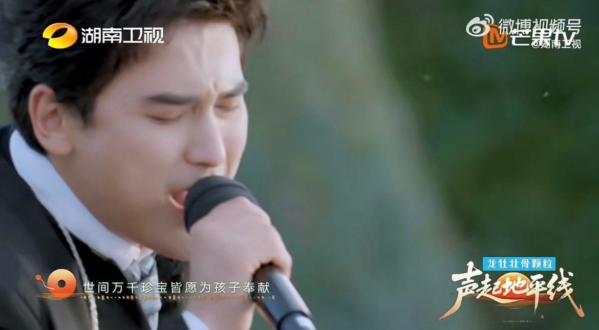 开年第一个唱哭全场的舞台努尔扎斯深情演绎《АНАЖАН（母亲）》，用声音勾勒出对