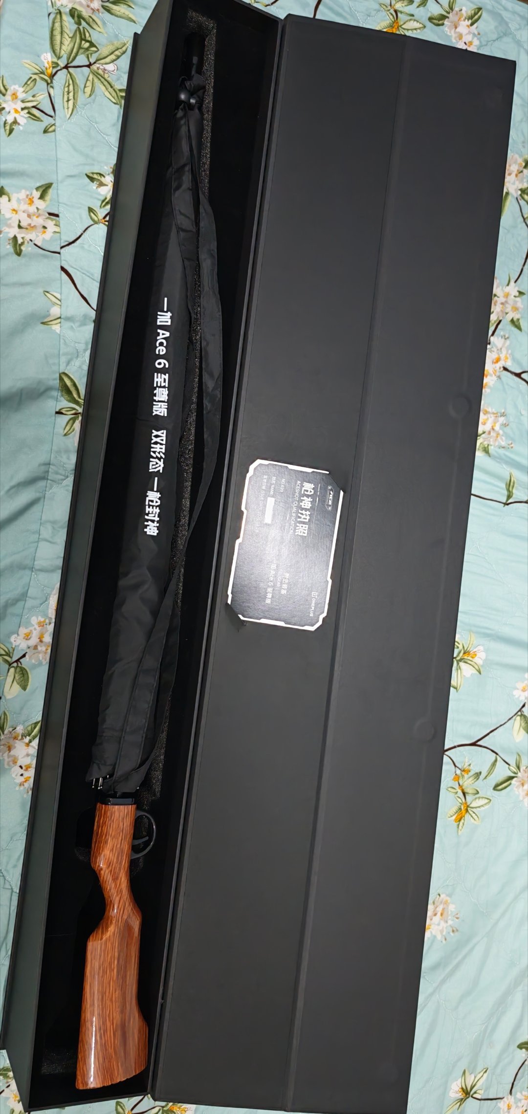 收到一加 Ace 6 至尊版的专属邀请函了，拆开一看竟然是一把枪型手柄的雨伞，瞬