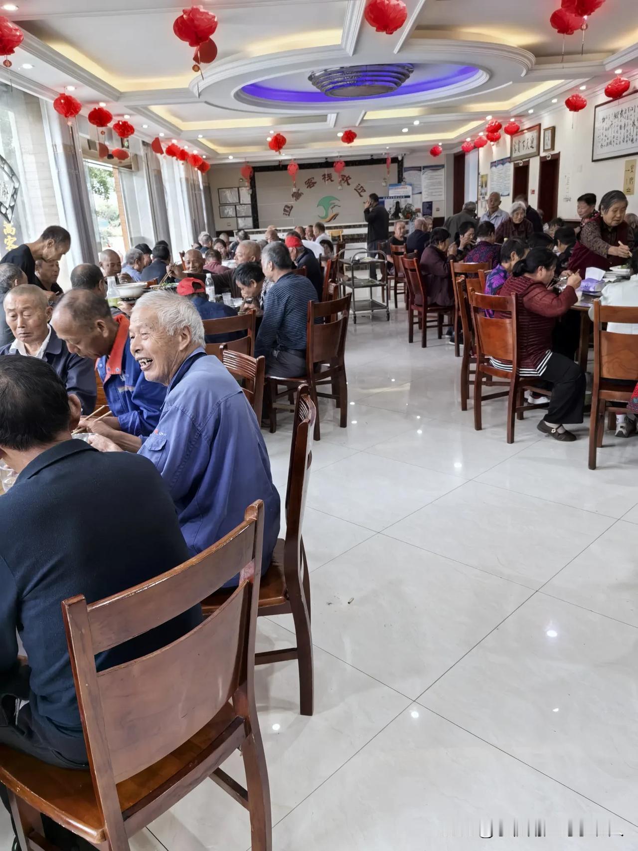 这里，村里的老人“重阳宴"刚刚散席。

下图是广德市红霞村老年协会组织的一次重阳