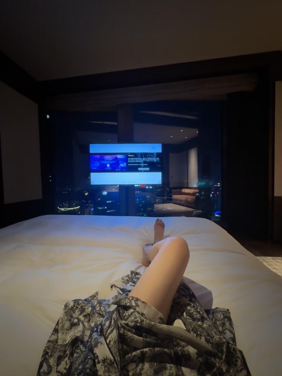 这个点不睡 还在等什么？  