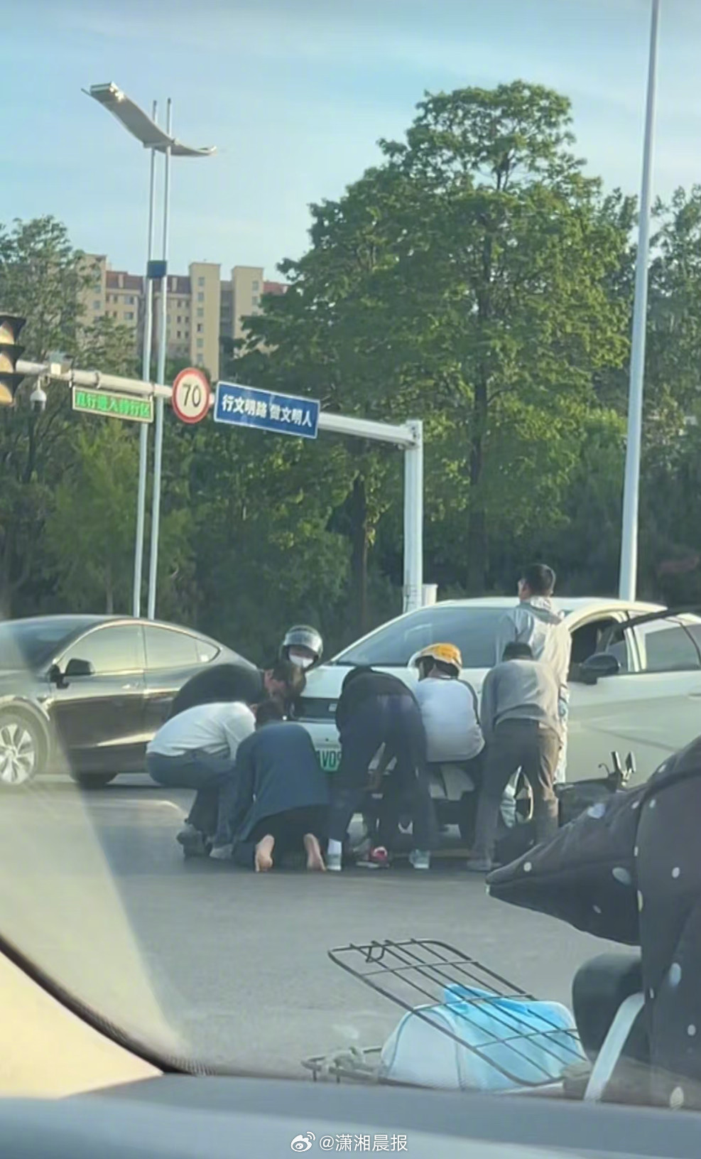 【#男子遇车祸与众人抬车救人妻子怒赞#】#女子回应丈夫遇车祸与众人抬车救人#5月