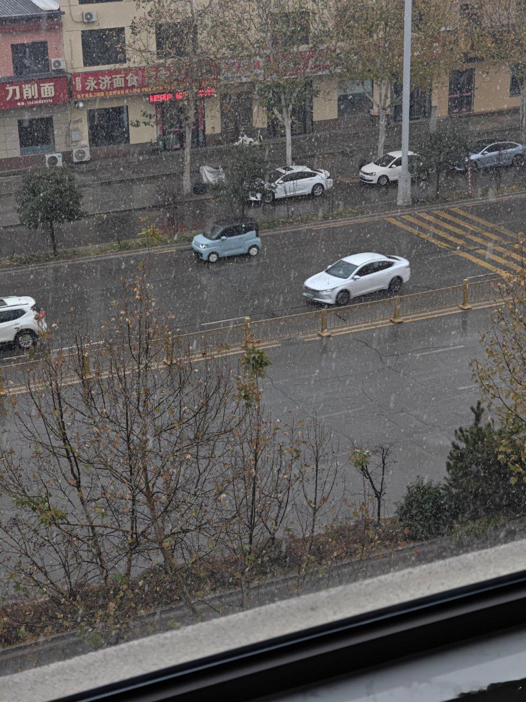 凌晨三点终于跟我妈汇合今早运城就下雪啦准备出去吃个铜火锅话说运城打车好便宜，4公