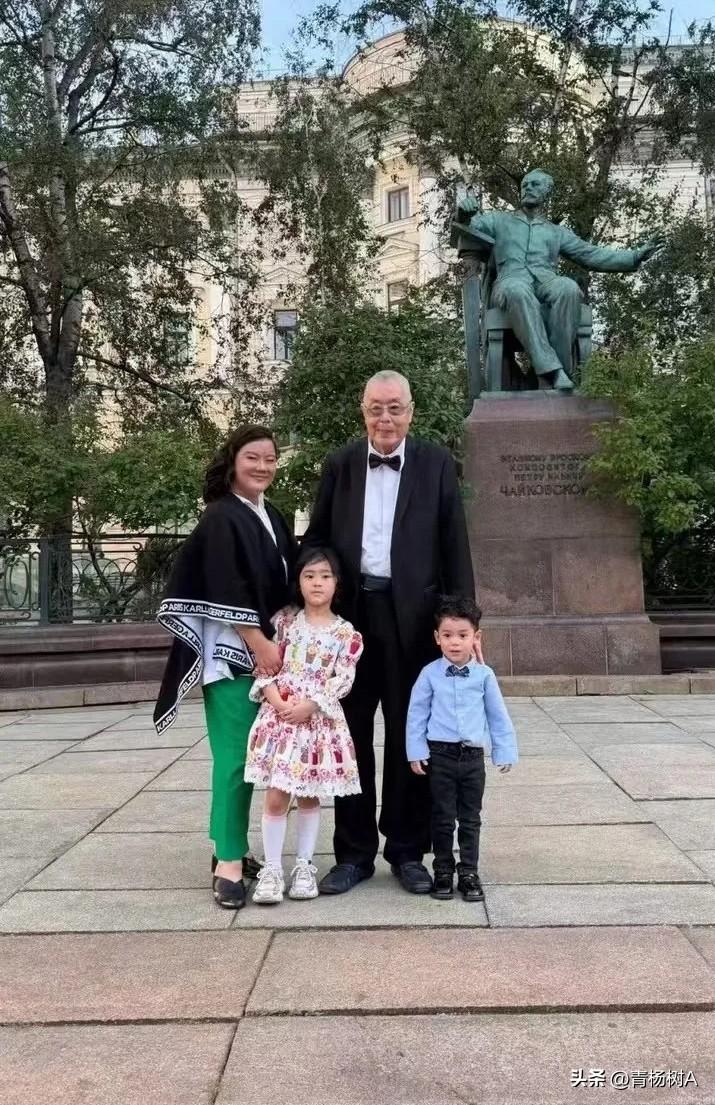 定居美国的87岁钢琴大师刘诗昆携小30岁的妻子孙颖，5岁爱女刘蓓蓓，2岁爱子刘天