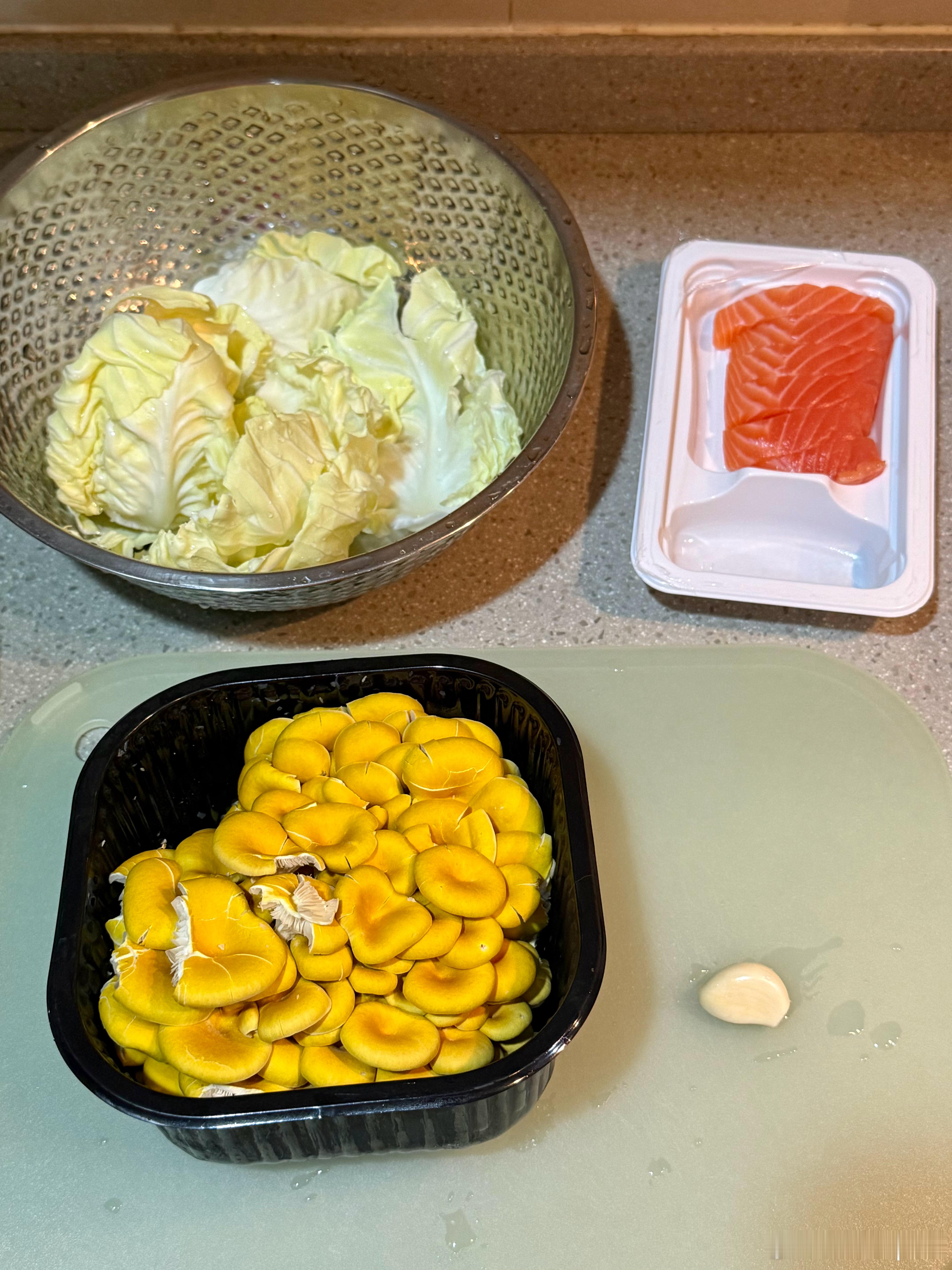 今日份午餐🍱｜榆黄蘑·牛心菜·三文鱼焖饭🍚🐟饭爷的健康食话
