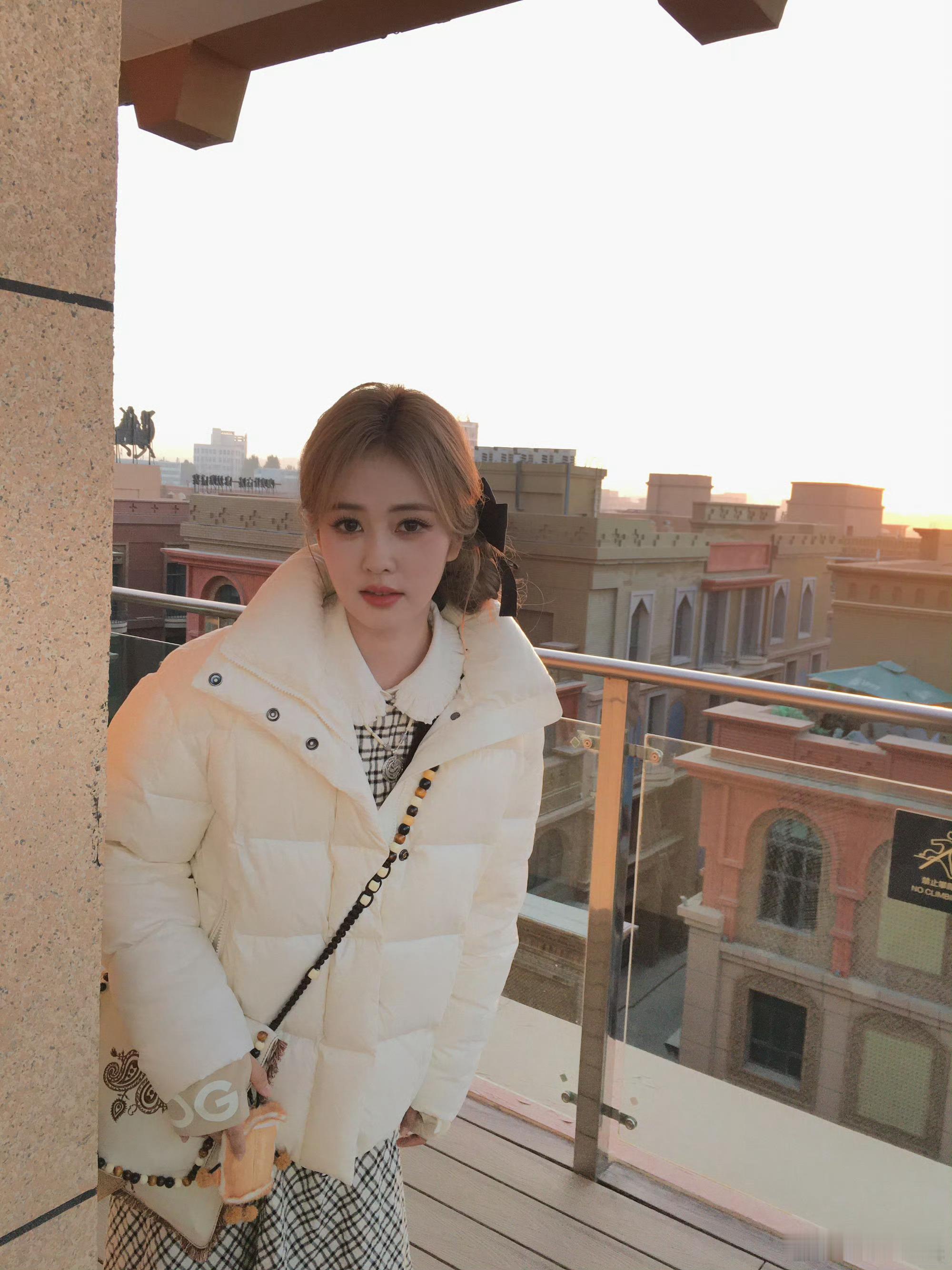 白鹿小孩孩太萌了送白鹿上学既视感白鹿助理是妈粉吧，好爱，真是不错 ​​​