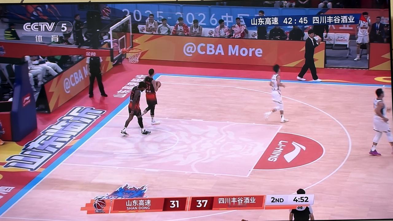 山东高速男篮打得什么玩意！
主场面对全华班的四川男篮，半场竟然落后3分！
轻敌必