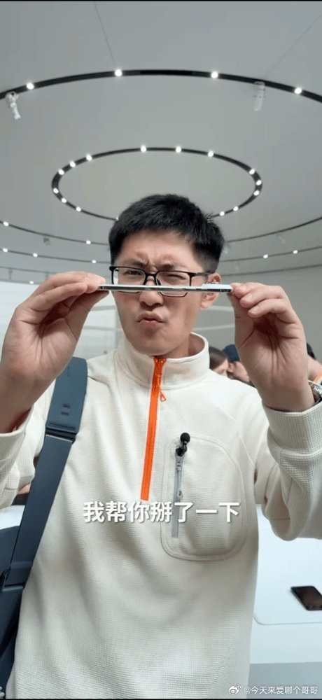 影视飓风iPhone17真机上手测评 影视飓风上手掰了下iPhone17  iP