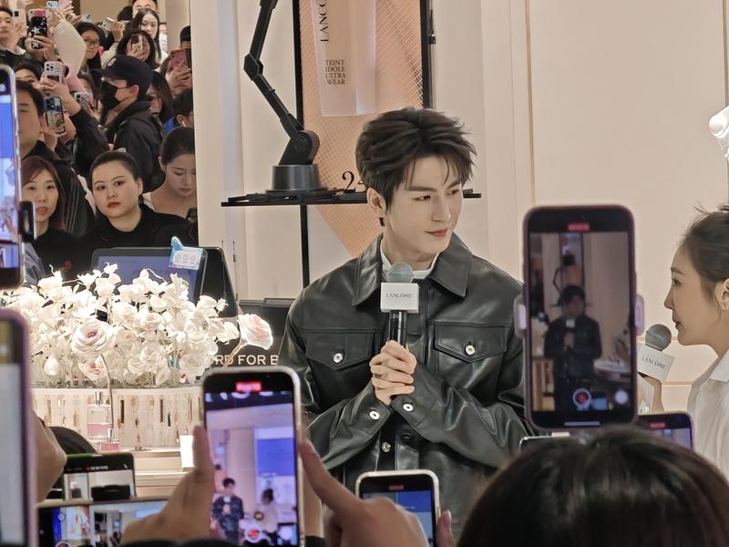 张凌赫事件持续升级！官方点名怒批，粉丝正面硬刚，这下恐要凉凉
张凌赫本是演艺界冉