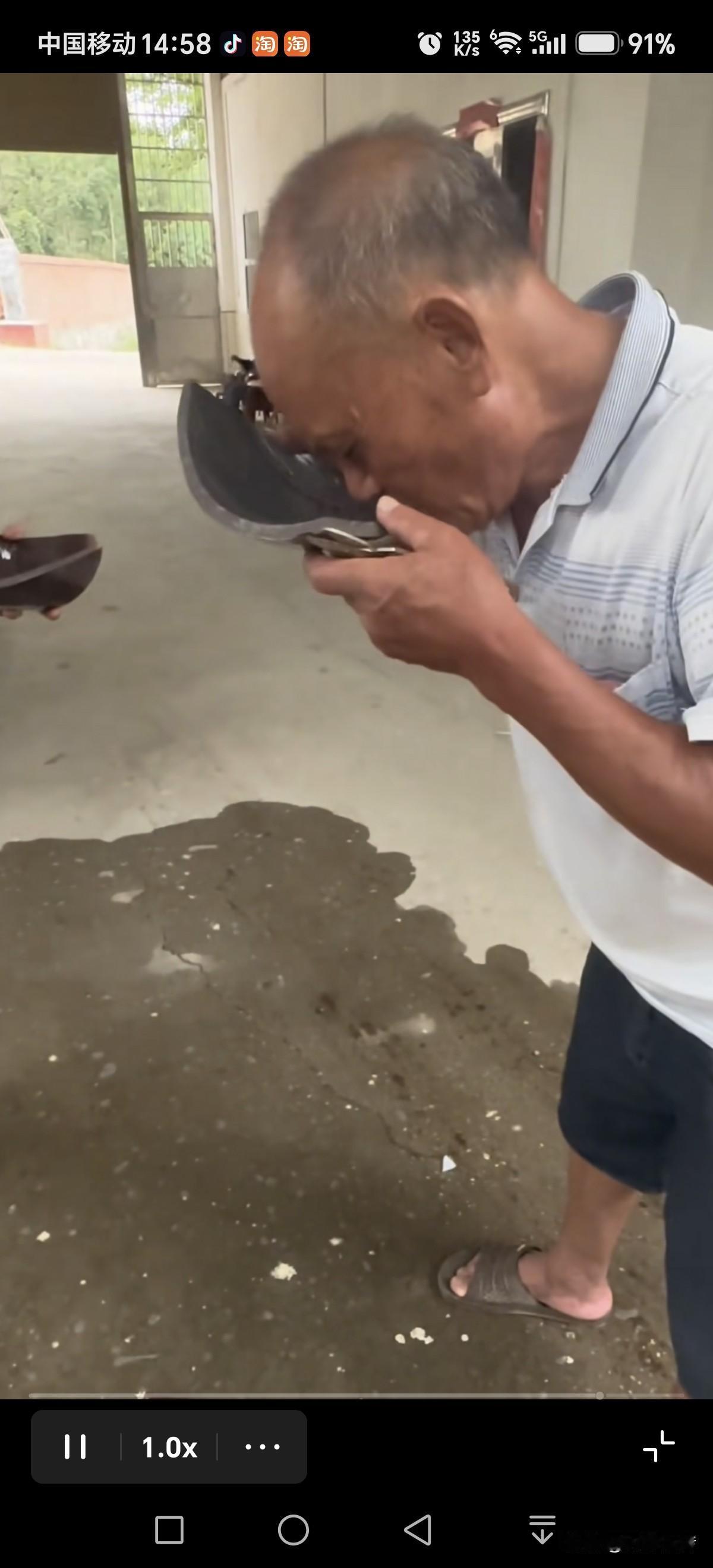 埋在地下有七年的女儿红，该会是种什么滋味？！
       视频中，酒主决定起封
