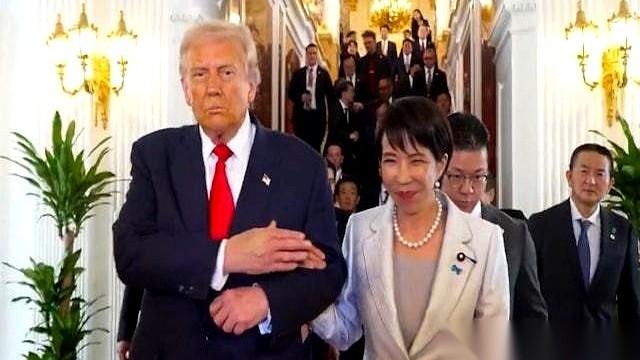 你知道什么叫降维打击吗？
就是你全身肌肉紧绷，摆好了架势，准备跟人硬碰硬干一架。