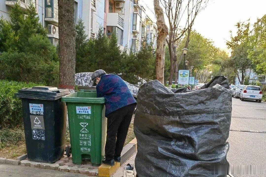 凤凰新闻【高档小区怪事频发：不差钱的老人，为何总爱翻垃圾桶？】走在城市的高档小区