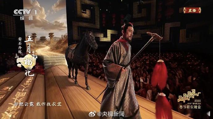 胡兵至今没发现长得高的坏处属实是！胡兵189cm的身高在《贺花神》里太有优势了！