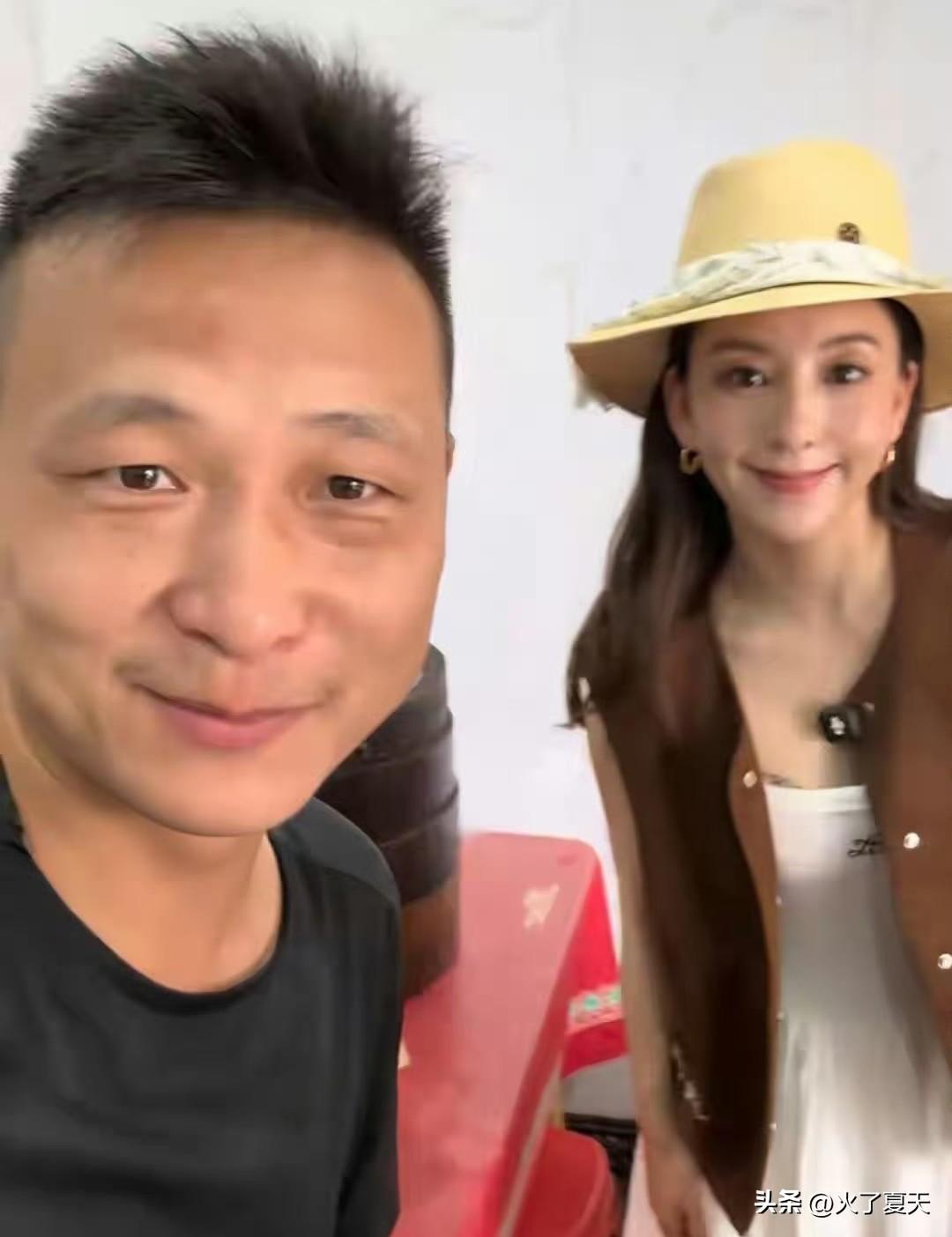 方媛回老家跟幼儿园发小一起直播吃肉渣饭离开美颜不年轻但接地气 ​​​