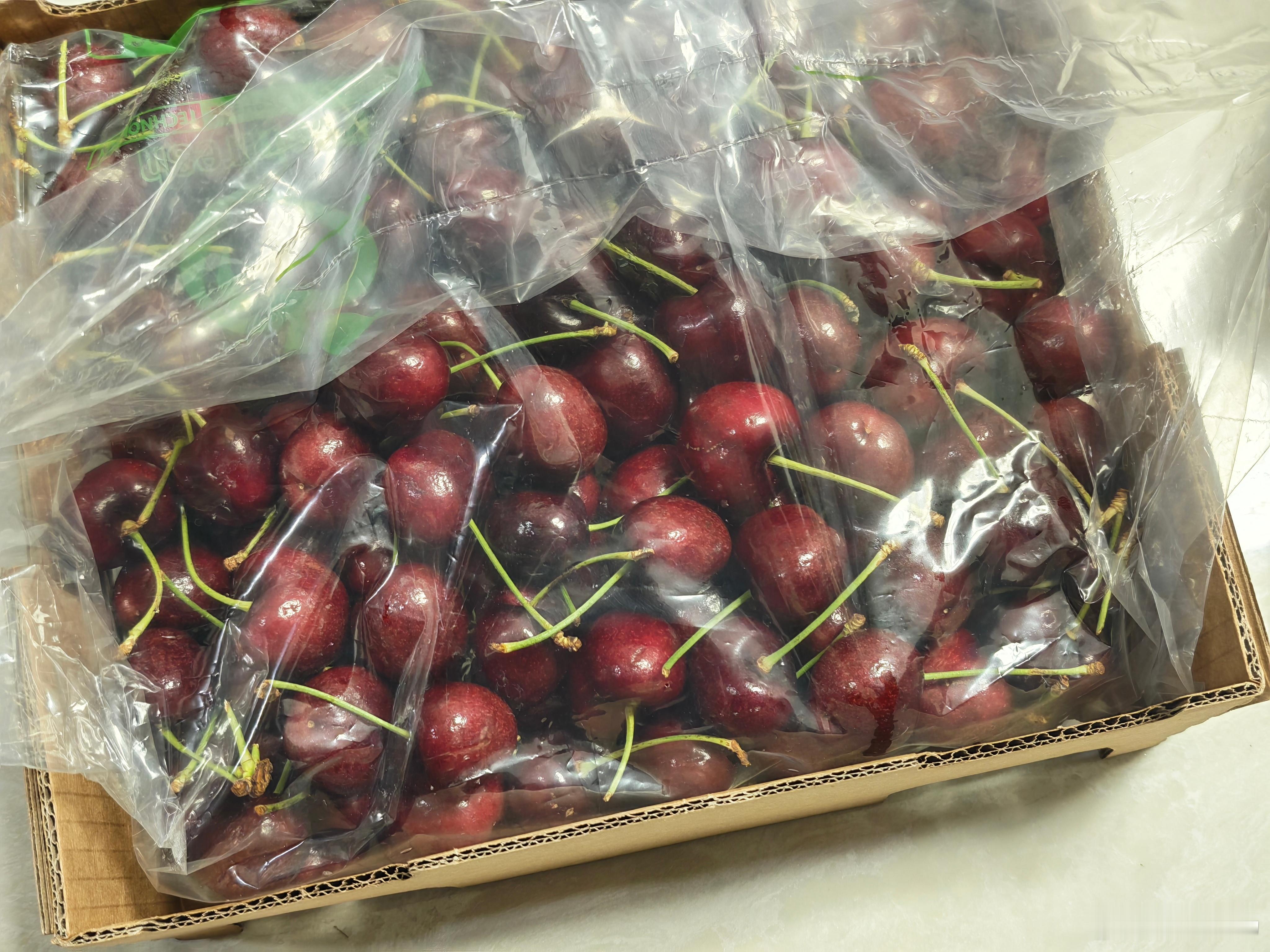 智利车厘子园大面积被烧恐涨价你不买我不买，价格还能再降降。刚才出去买的3J车厘子