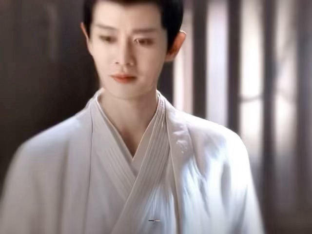 当爱豆又或者是当演员任嘉伦在内娱都是顶尖的。。任嘉伦金发