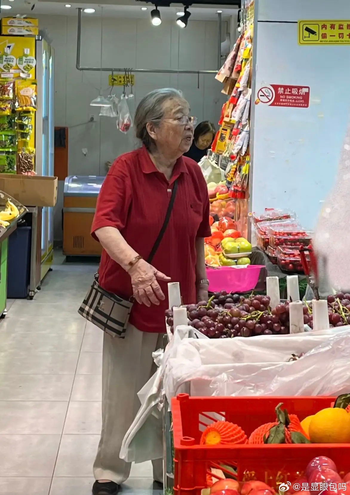 90岁“容嬷嬷”李明启现身北京一间超市买水果，她一个人出行，状态看起来挺好的，虽
