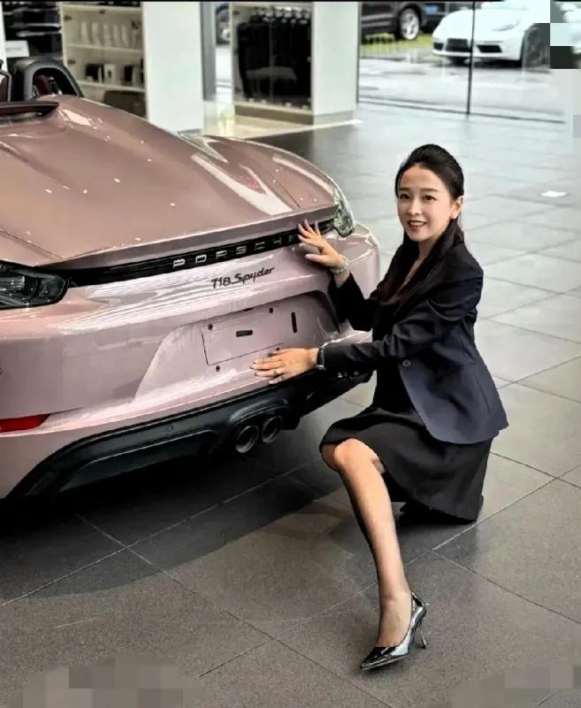 “两年卖340台保时捷”
“到底睡了多少个男人？”
真的人红是非多，这么难听的话