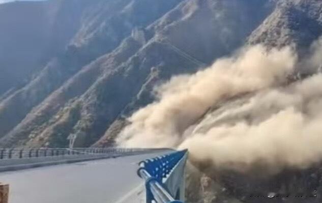 现在最睡不着觉的，
可能是当初选这个地方建桥的人。

四川阿坝的红旗大桥，11号