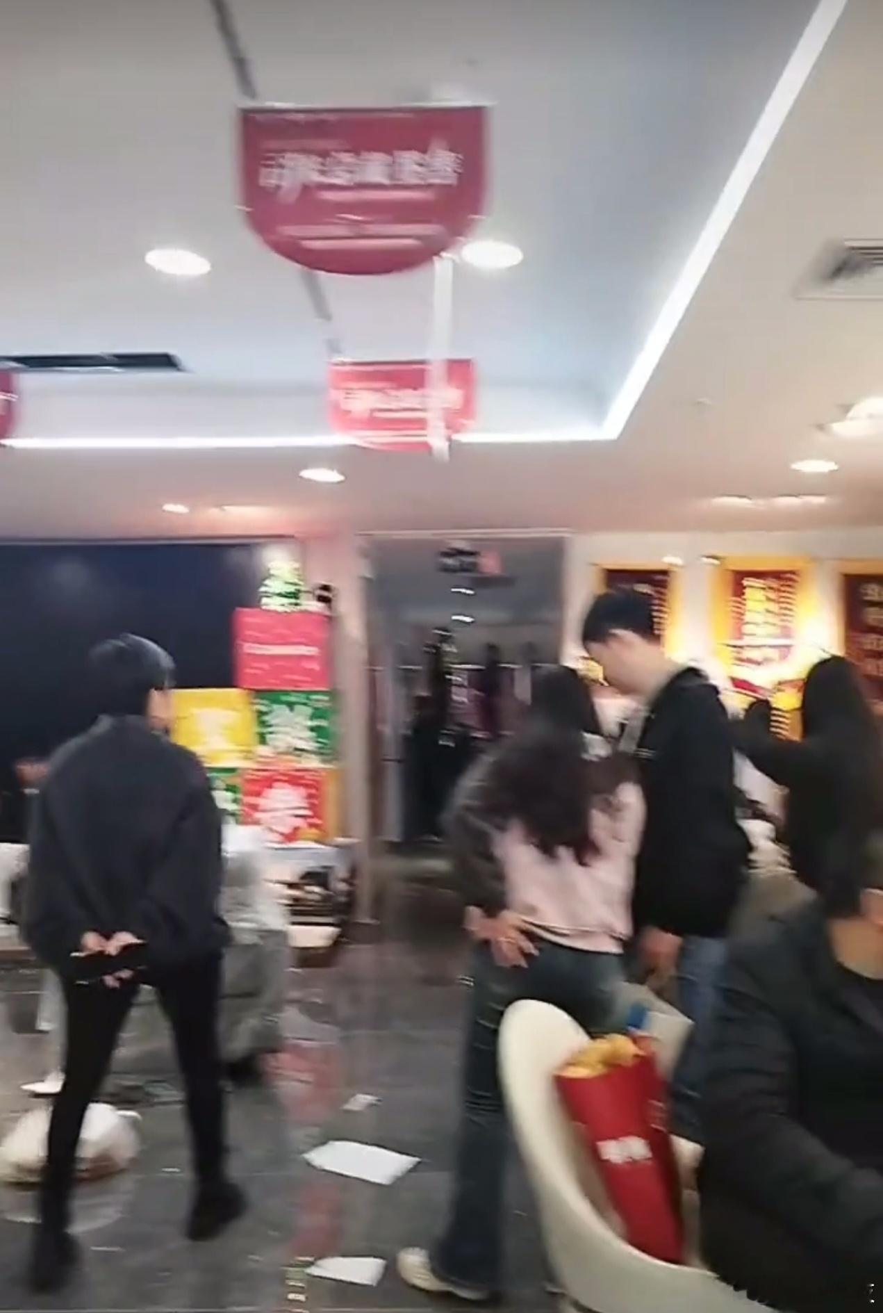 我们小区有业主装选索菲亚定制柜的某某门店跑路了，现场一片狼藉，帽子叔叔也在场维持