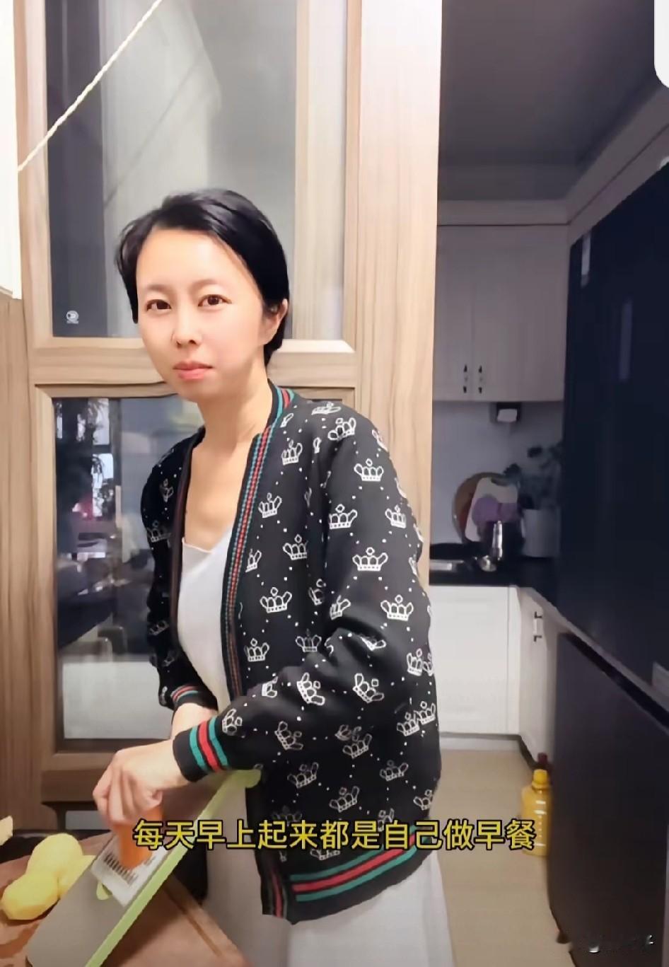 静静给公公办完葬礼，低调出镜。就是给孩子做做饭，唠唠家长。没有怎么说婆婆家的事情