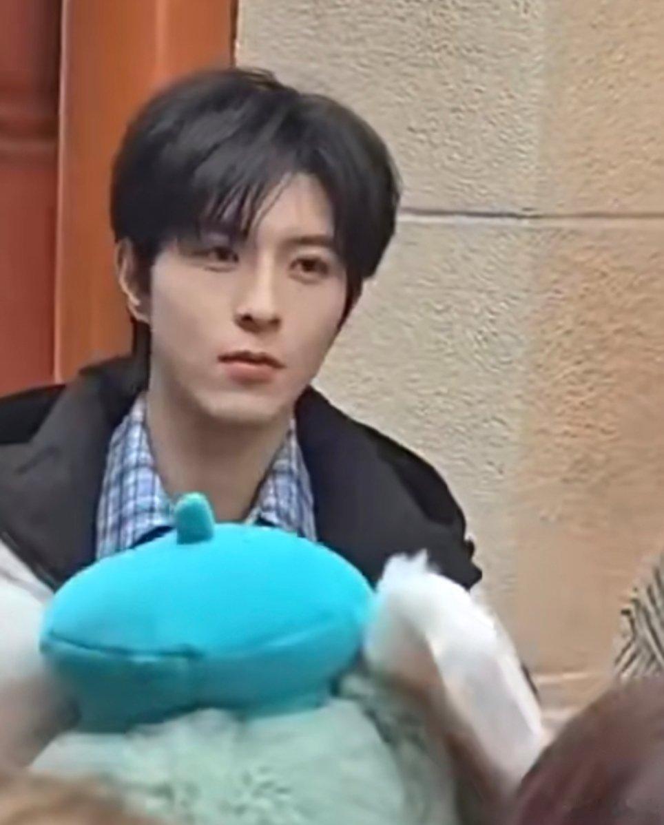 新鲜的黄星邱鼎杰今天去迪士尼了