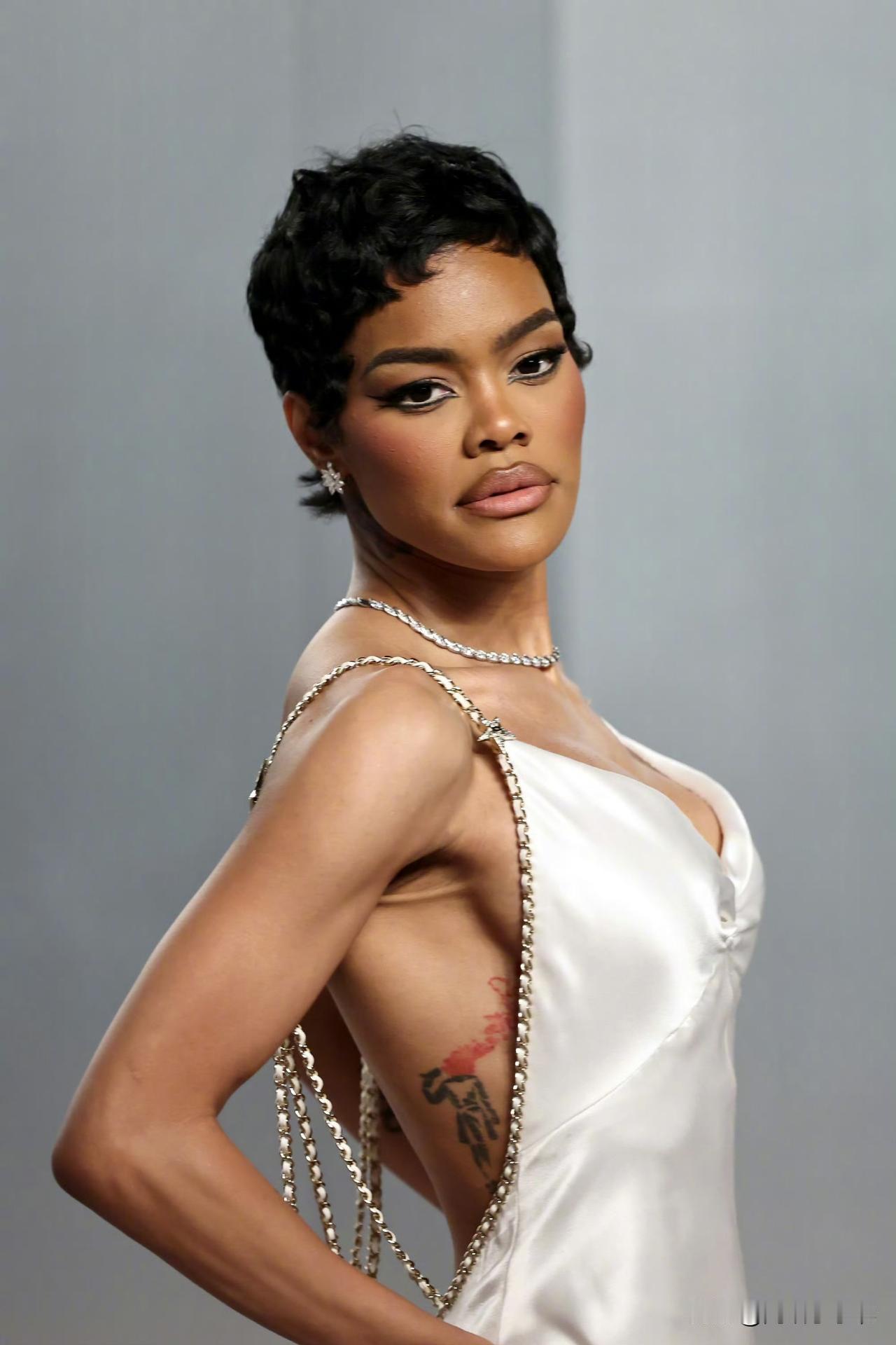 外娱资讯，缇雅娜·泰勒近日以一身白色礼服长裙出席了名利场奥斯卡派对。 ​​​