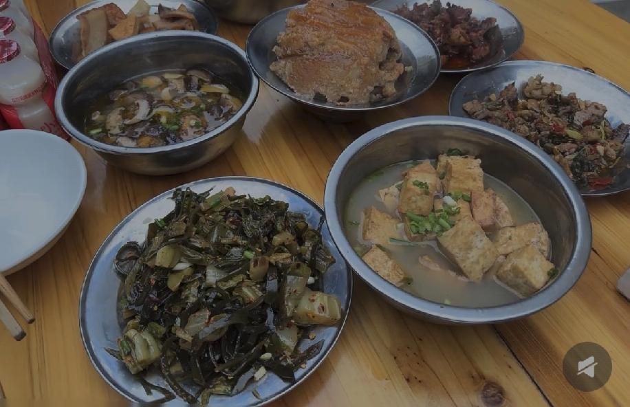 在贵州待了三四年，还是完全习惯不了当地农村的酒席！听说一桌成本居然不到50块，而
