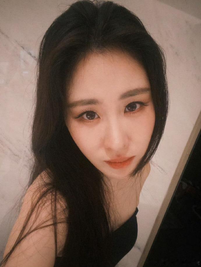 我觉得挺正常的，有的这个年纪还会长双眼皮呢，
这应该是随着年龄增长变化吧。 ​