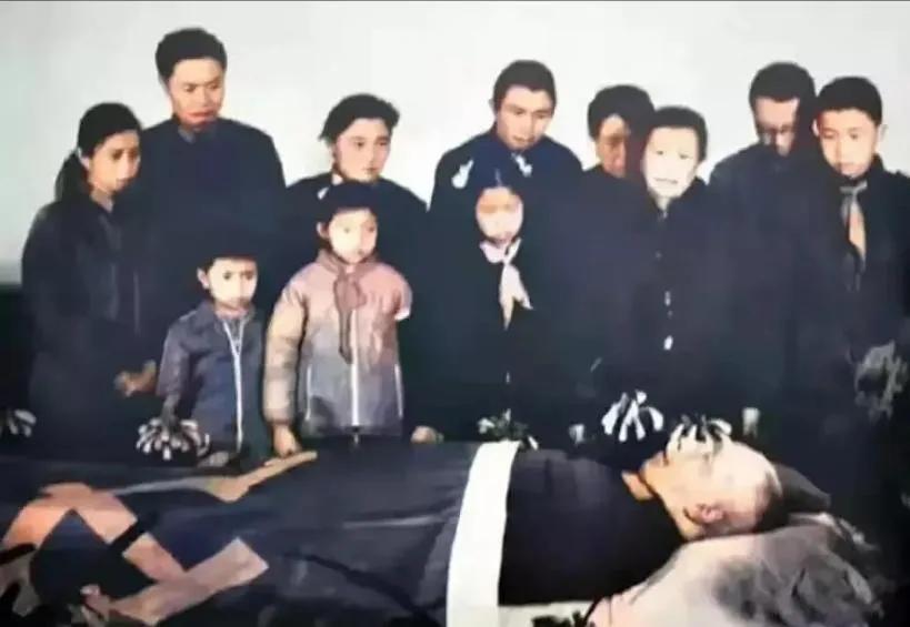 1984年2月5日，粟裕将军在解放军总医院去世！家人围在他的身边，和他做最后的告