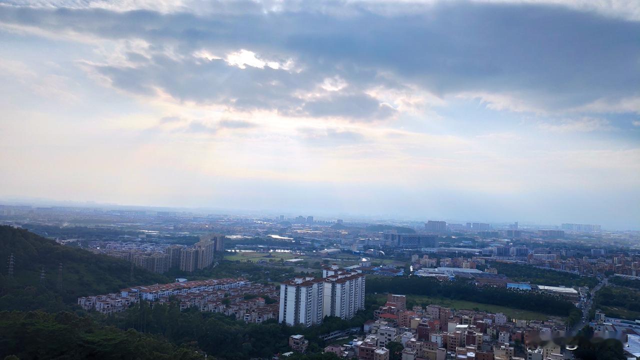 晒图笔记大赛佛山南海里水展旗台的天空。周日从广州到那边玩了半天，山并不高，树木也