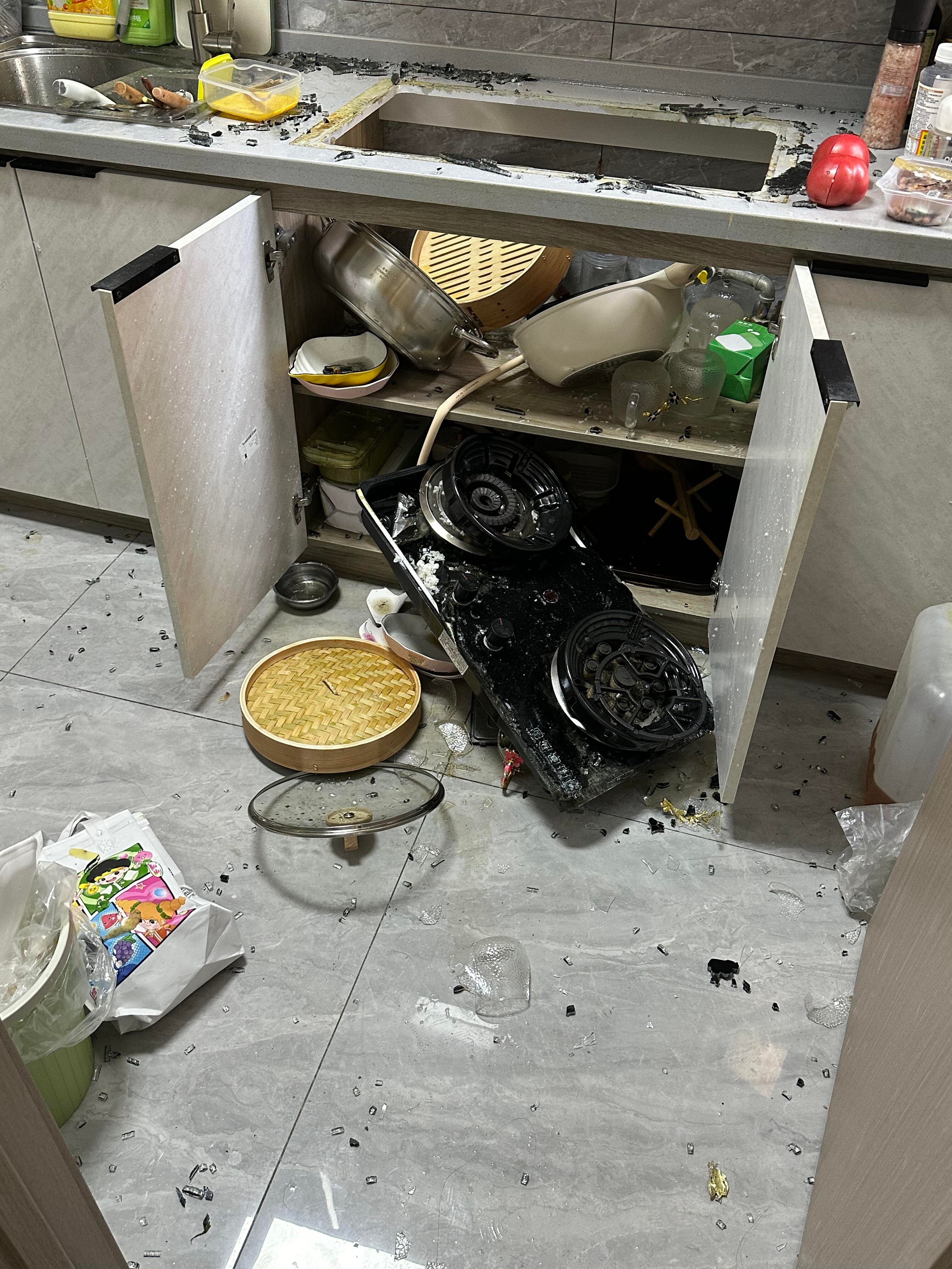 你遭遇过厨房刺客吗 燃气软管超期没换，安检师傅说再用会漏气，想想就后怕，隐患别拖