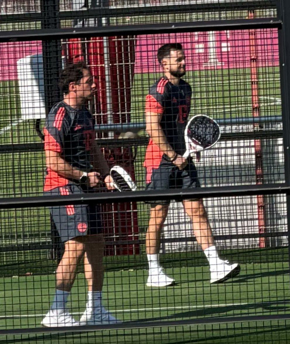 孔帕尼和弗罗因德在塞本纳训练后与物理治疗师Florian Brandner和比赛