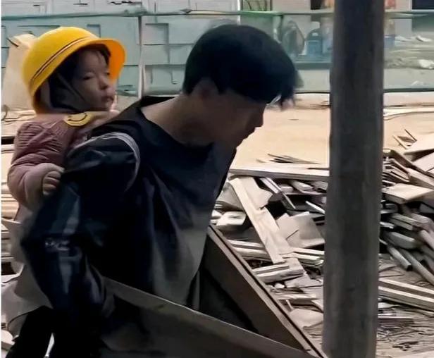 上联：咬牙不吭扛个家；
下联：？？？