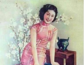 1974年，26岁的周荣鹤把62岁的蒋梅英搂在怀中强吻，无论蒋梅英费力挣扎，但都