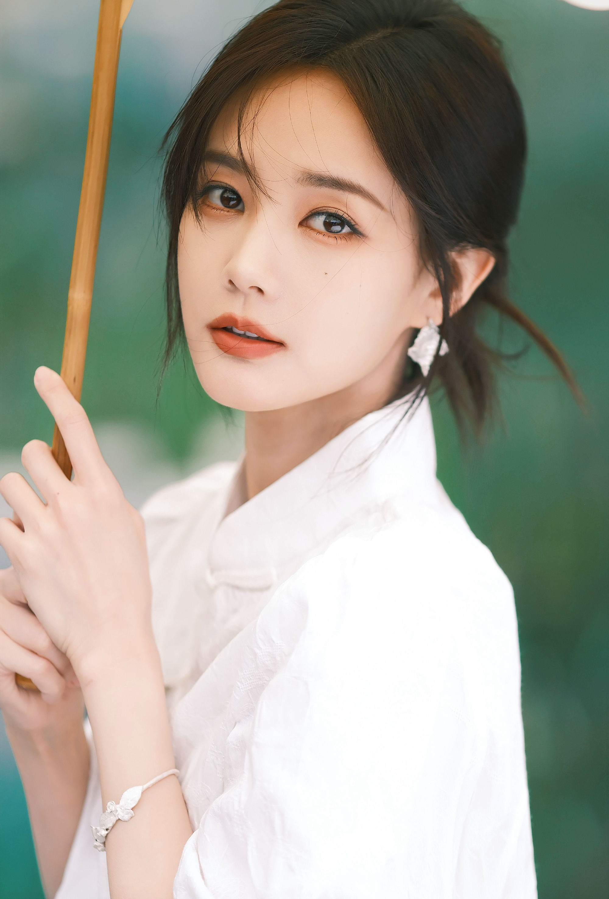 #李一桐马面裙# 看到桐姐这套图脑海里自动响起“烟雨入江南 山水如墨染”的bgm