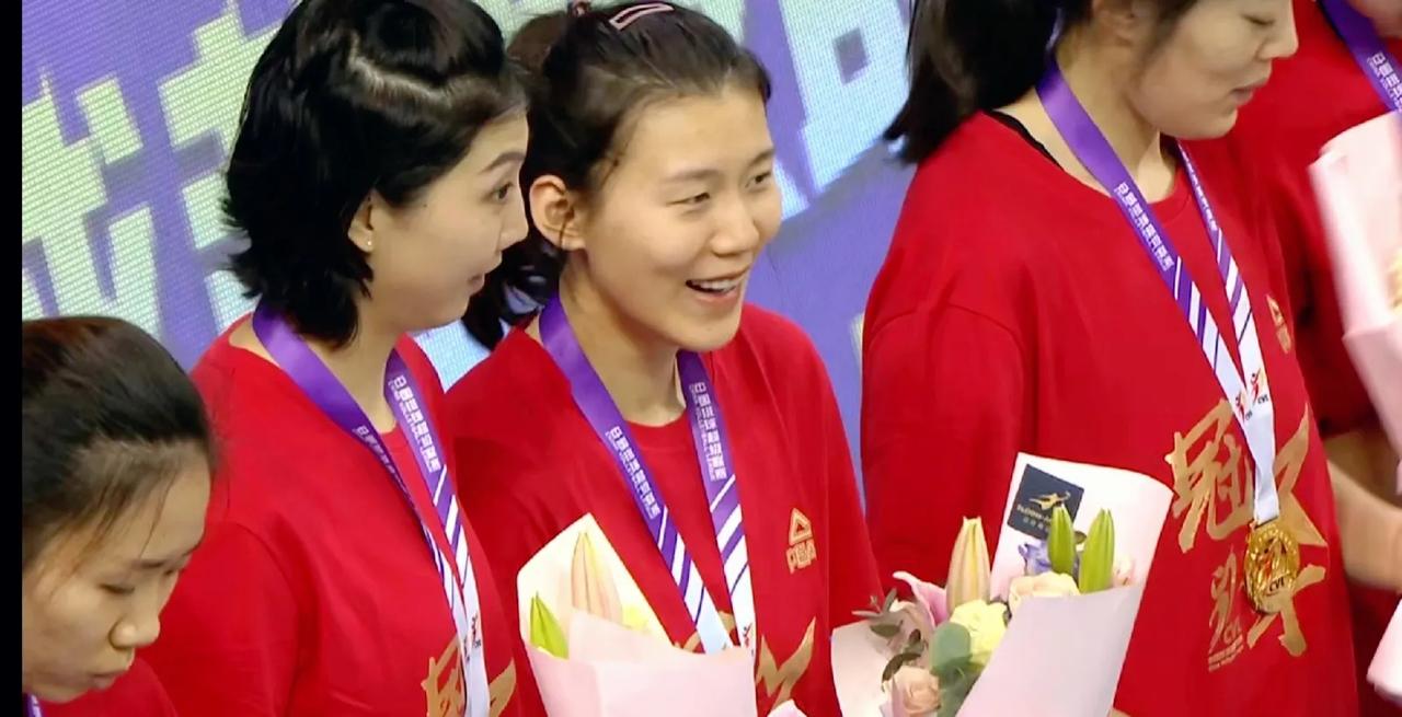 颁奖典礼。#2023-2024中国女子排球超级联赛#
恭喜！
天津渤海银行女排?