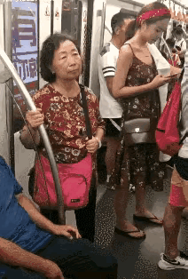 哈哈哈哈
看看大妈内核稳，看都不看她一眼[黑线]