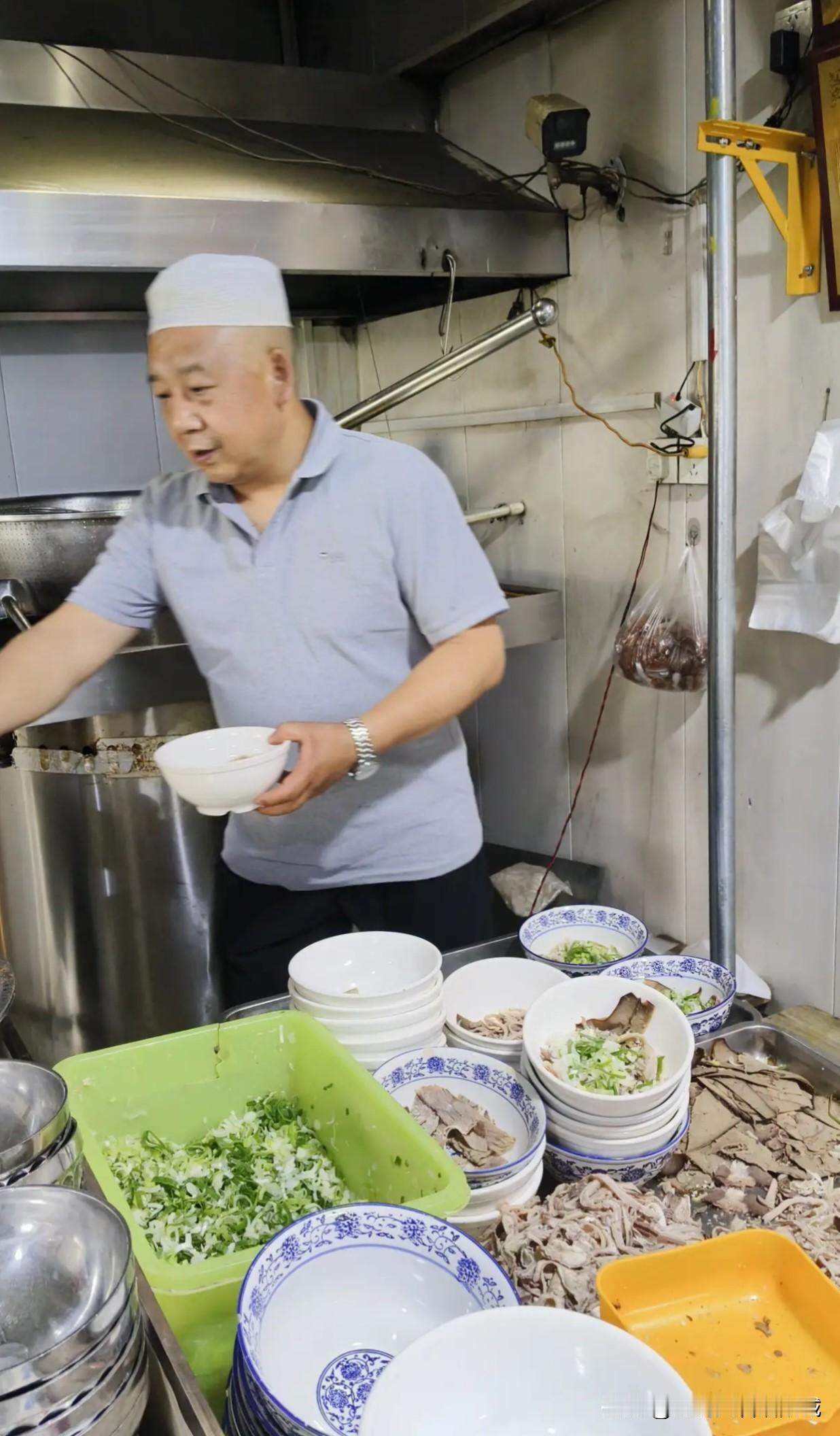 瀍河回族区东关大石桥的“麻子顺牛肉汤泡馍”是洛阳牛肉汤的发源地。如今的“烟火瀍河