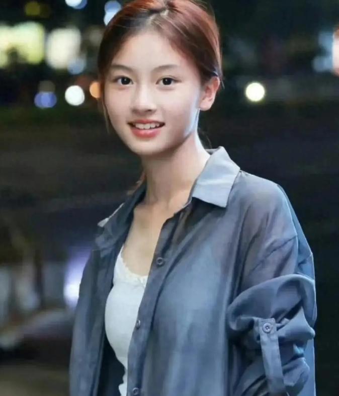 七七赵钰琪进组《但愿人长久》！
这小女孩真是在热搜上出道的艺人，因为颜值火出圈，