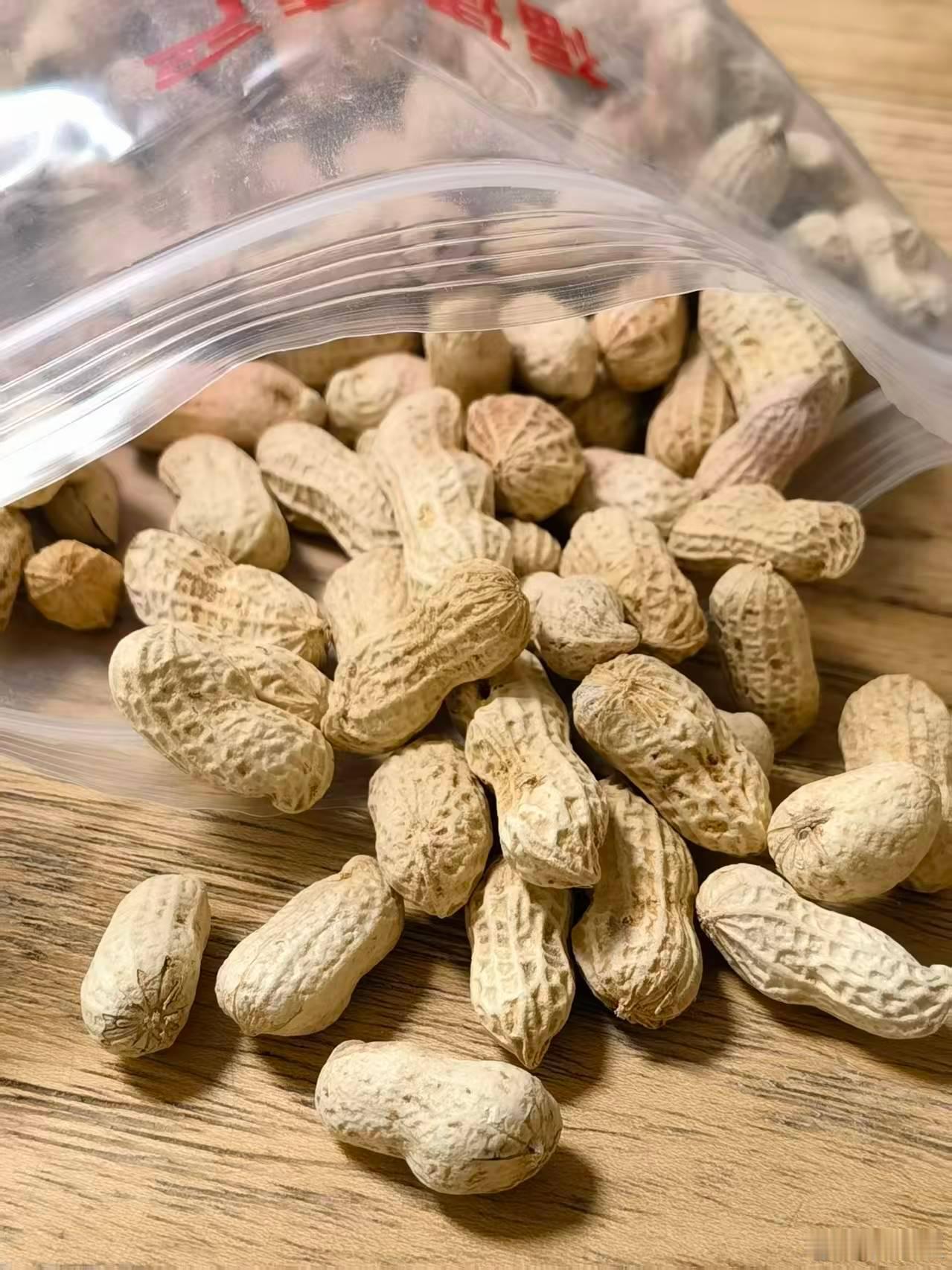 大家心心念念的湿烤紫衣小花生来了。🥜今年的品质非常好，不过分干瘪，一果两粒，酥