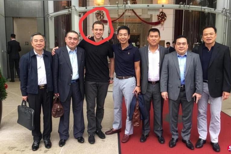 朋友的朋友的朋友！
泰国政坛又有新的麻烦了。日前有人在社媒上放出了一张照片，是首